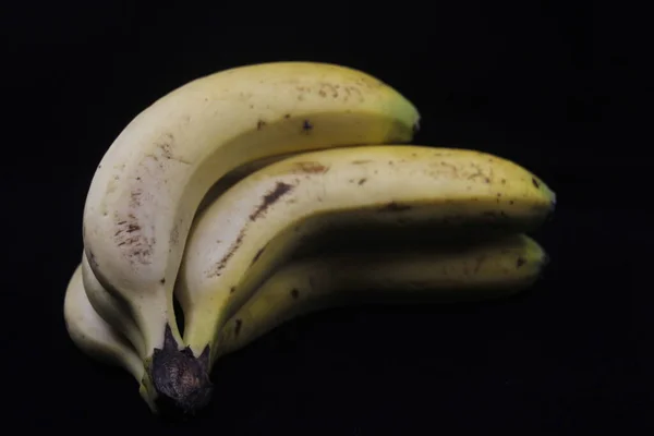 Ein Bündel Bananen Auf Schwarzem Hintergrund — Stockfoto