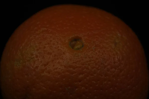 黑色背景的孤立橙 — 图库照片