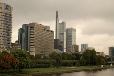 Frankfurt şehir merkezinde bir bina.