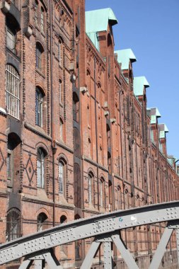 Hamburg şehir merkezinde bir bina.