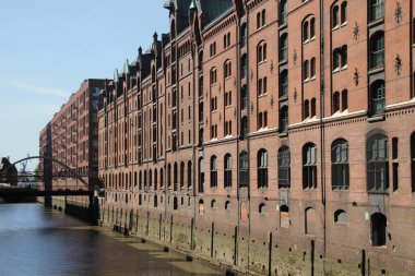 Hamburg şehir merkezinde bir bina.