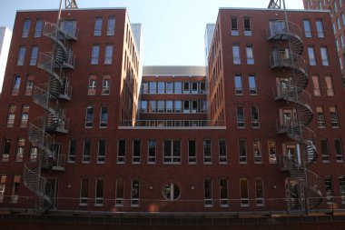 Hamburg şehir merkezinde bir bina.