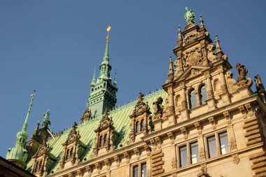 Hamburg şehir merkezinde bir bina.