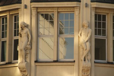 Hamburg şehir merkezinde bir bina.