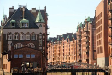 Hamburg şehir merkezinde bir bina.