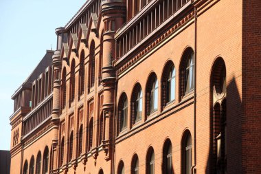 Hamburg şehir merkezinde bir bina.