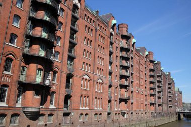 Hamburg şehir merkezinde bir bina.