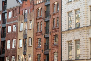 Hamburg şehir merkezinde bir bina.