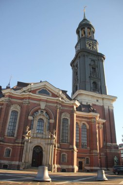 Hamburg şehir merkezinde bir bina.