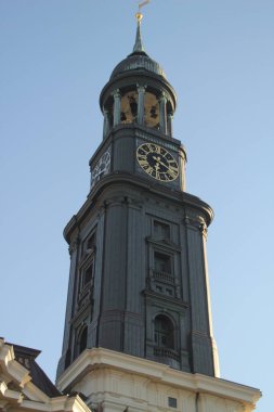 Hamburg şehir merkezinde bir bina.