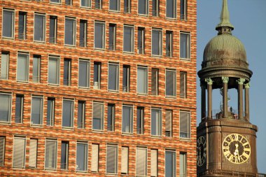 Hamburg şehir merkezinde bir bina.