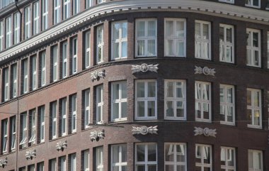 Hamburg şehir merkezinde bir bina.