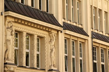 Hamburg şehir merkezinde bir bina.