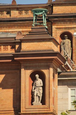 Hamburg şehir merkezinde bir bina.