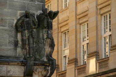 Hamburg şehir merkezinde bir bina.