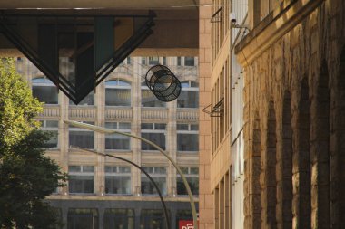 Hamburg şehir merkezinde bir bina.