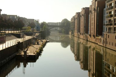 Hamburg şehir merkezinde bir bina.