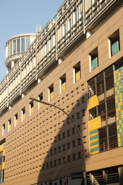 Hamburg şehir merkezinde bir bina.