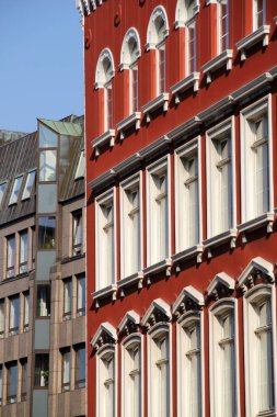 Hamburg şehir merkezinde bir bina.
