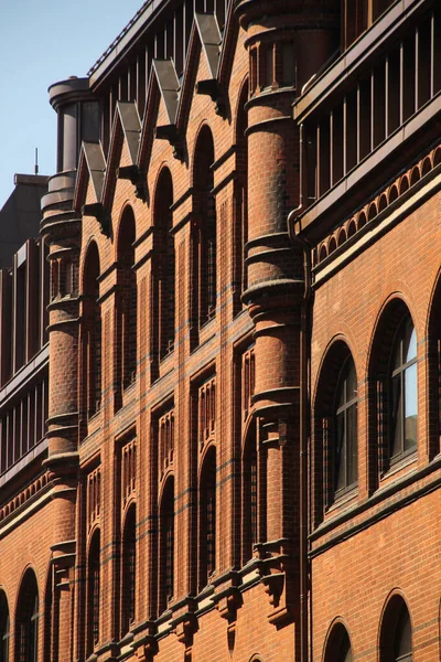 Hamburg şehir merkezinde bir bina.