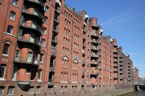 Hamburg şehir merkezinde bir bina.