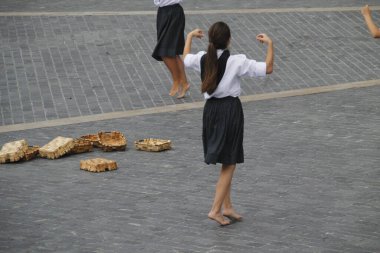 Halk festivalinde geleneksel bas dansı