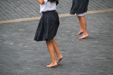 Halk festivalinde geleneksel bas dansı