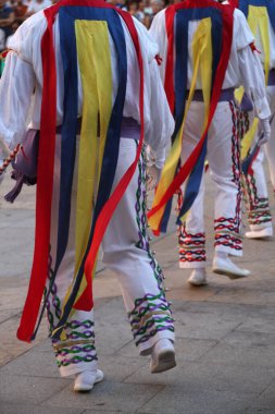 Halk festivalinde geleneksel bas dansı