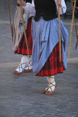 Halk festivalinde geleneksel bas dansı