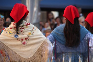 Halk festivalinde geleneksel bas dansı