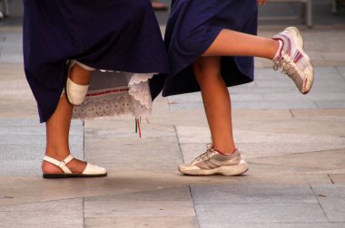 Halk festivalinde geleneksel bas dansı