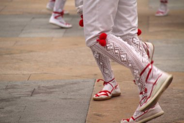 Halk festivalinde geleneksel bas dansı