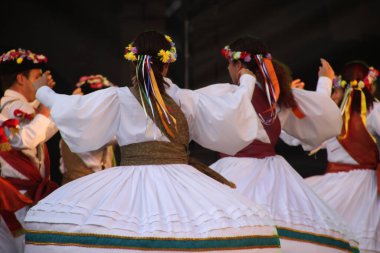 Halk festivalinde geleneksel bas dansı