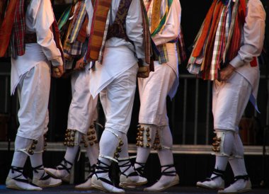 Halk festivalinde geleneksel bas dansı