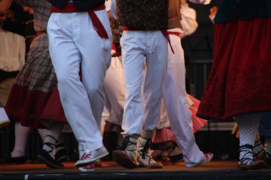 Halk festivalinde geleneksel bas dansı