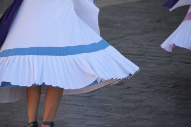 Halk festivalinde geleneksel bas dansı