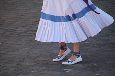 Halk festivalinde geleneksel bas dansı