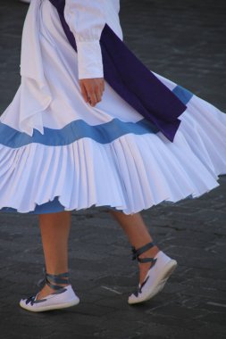 Halk festivalinde geleneksel bas dansı