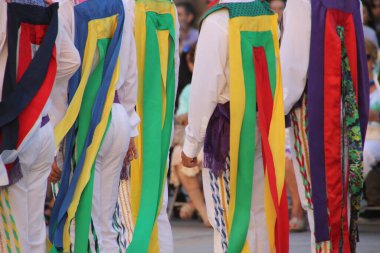 Halk festivalinde geleneksel bas dansı