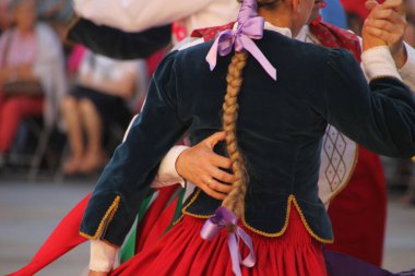 Halk festivalinde geleneksel bas dansı