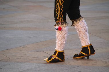 Halk festivalinde geleneksel bas dansı