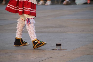 Halk festivalinde geleneksel bas dansı