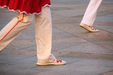 Halk festivalinde geleneksel bas dansı