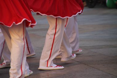 Halk festivalinde geleneksel bas dansı