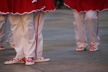Halk festivalinde geleneksel bas dansı