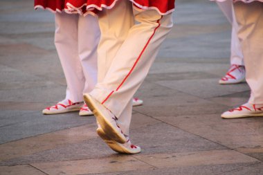 Halk festivalinde geleneksel bas dansı