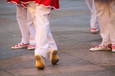 Halk festivalinde geleneksel bas dansı