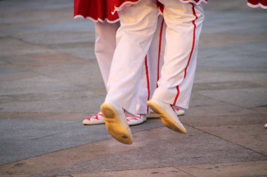 Halk festivalinde geleneksel bas dansı