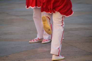Halk festivalinde geleneksel bas dansı