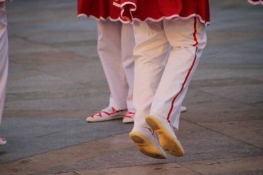 Halk festivalinde geleneksel bas dansı